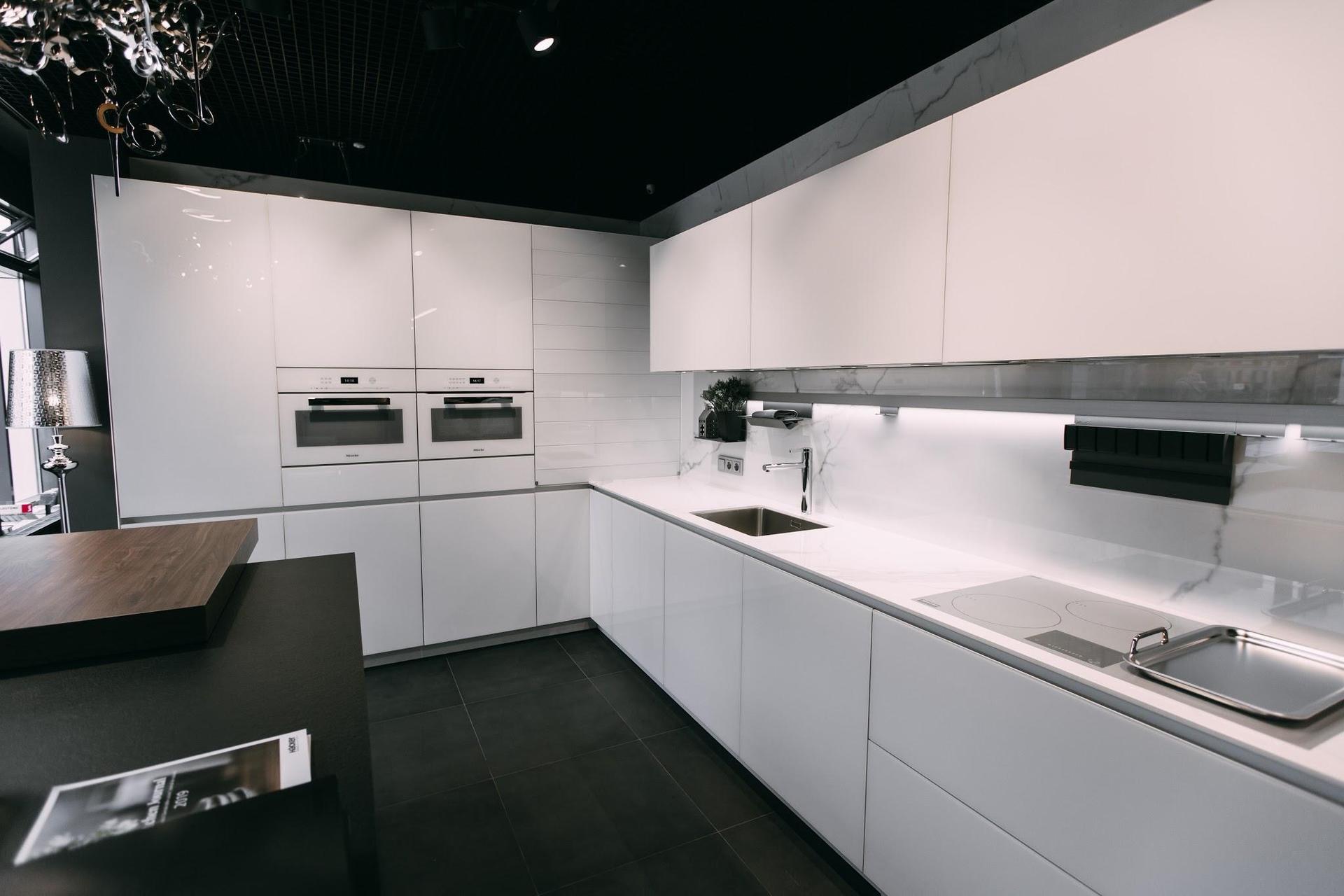 Кухня с белой варочной панелью Miele