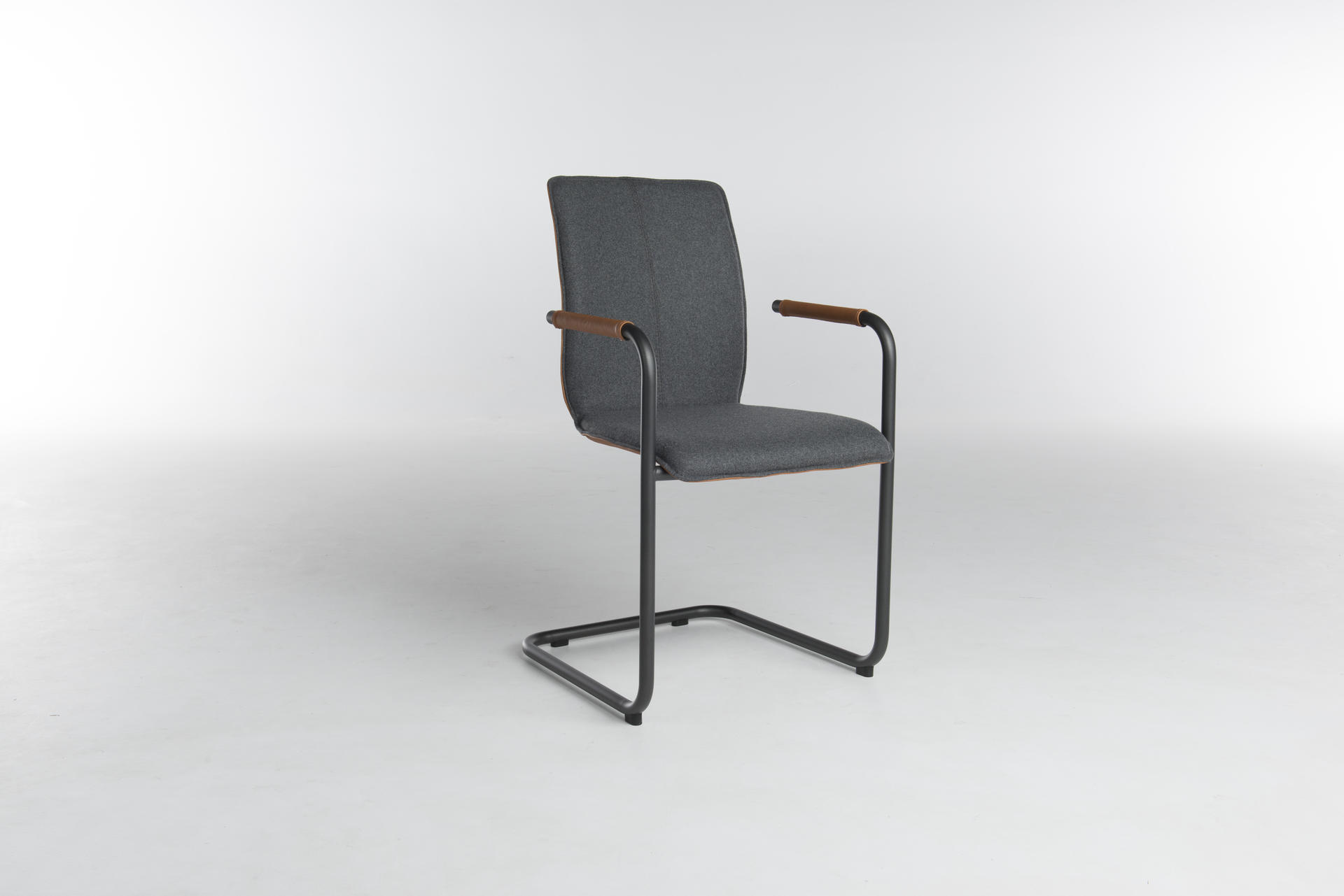 Один из вариантов стула Tara с консольной ногой производит пружинящий эффект. 