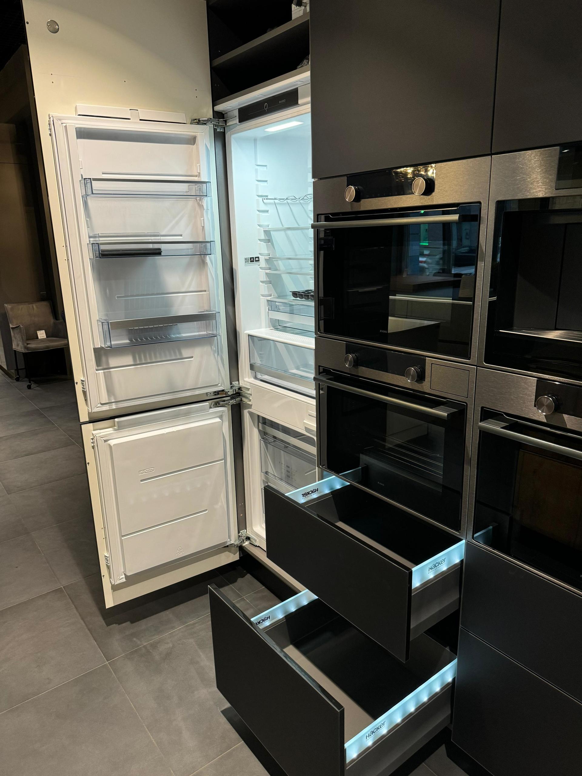 Уникальные ящики с подсветкой в немецкой кухне Хэкер